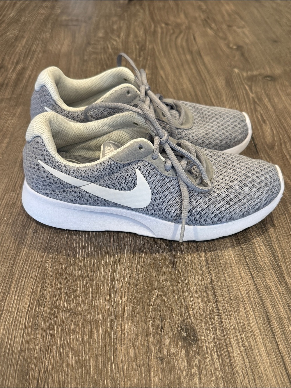 Nike Tanjun Grey Mesh Running Sneakers Women Size 6 Excellent Condition